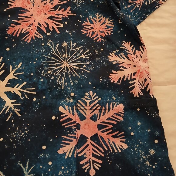 Snowflake Print Scrub Top - Picture 2 of 4